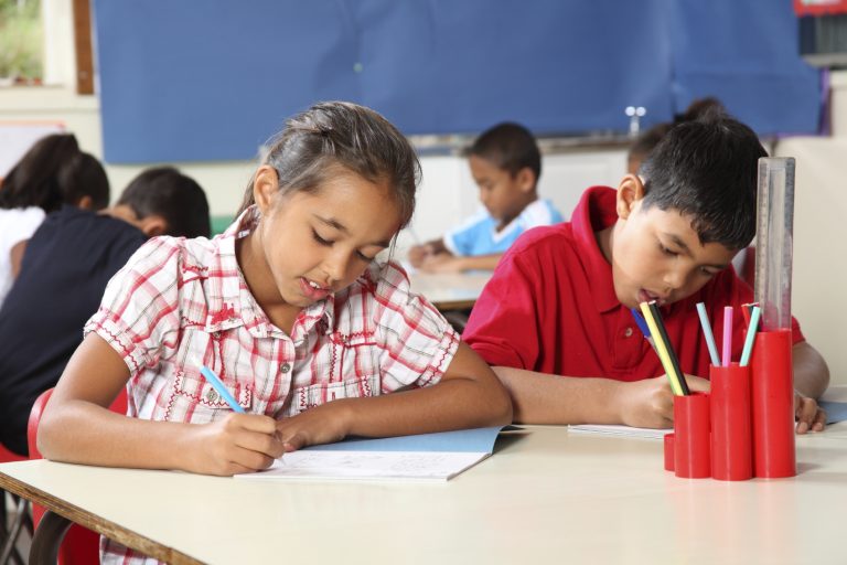 Élèves qui écrivent en classe