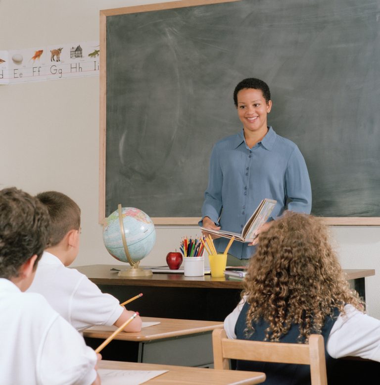 Image d'une salle de classe faisant la lecture ensemble.
