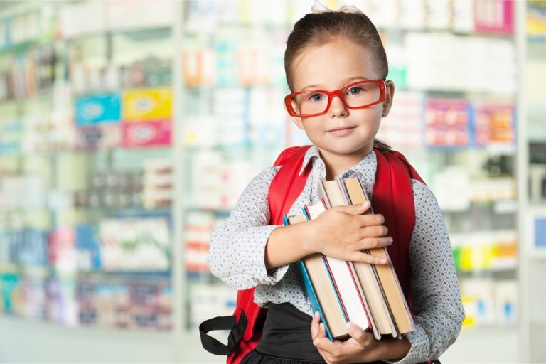 Image d'un enfant et d'un livre
