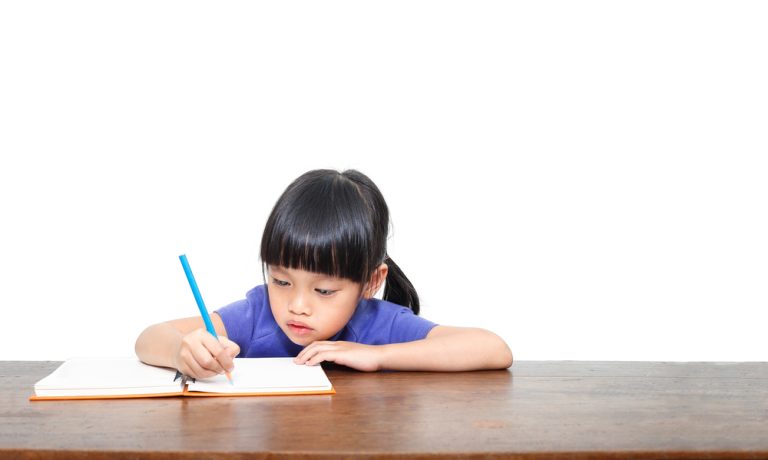 Un enfant qui écrit