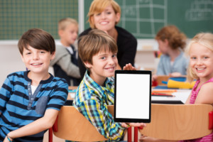 élèves en classe avec une tablette