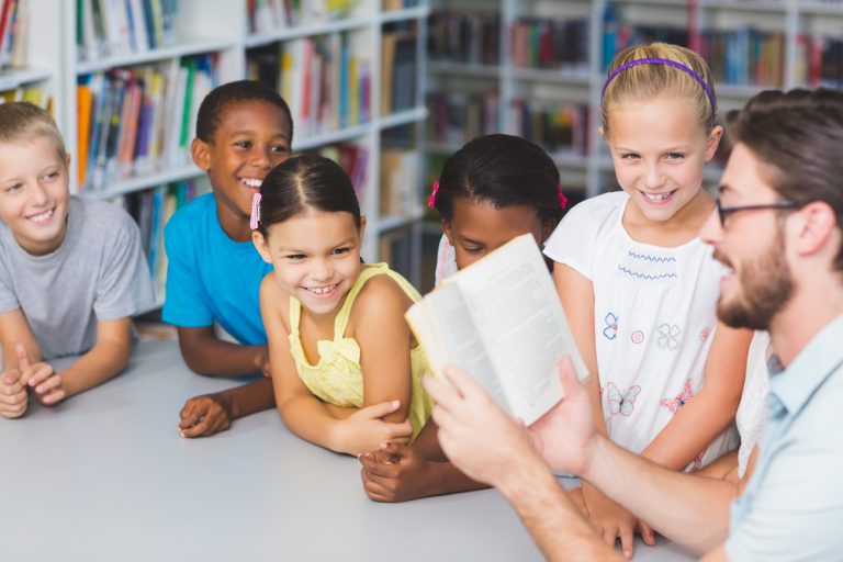 enseignant avec des enfants