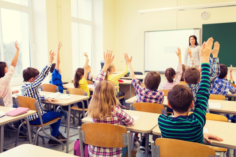 Enseignante et élèves en classe