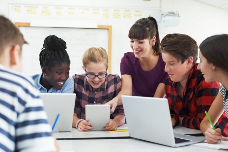 Un groupe d'élèves dans la salle de classe avec leur enseignante.
