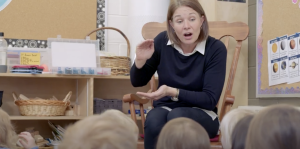Mme Lockhart chante la chanson « Lave les mains », en enseignant le vocabulaire avant de chanter et en utilisant des gestes pendant la chanson pour renforcer le développement du vocabulaire, avec des élèves de la maternelle en immersion en français.