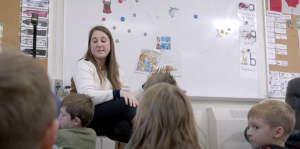 Mme Carlone engage les élèves dans un «tournez et parlez » pendant une leçon d'études sociales.