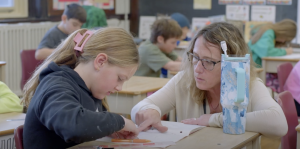 Pendant le cours de géométrie, Mme Frappier s'assure que les élèves ont bien compris les instructions, les corrige immédiatement si nécessaire et les invite à partager leurs connaissances avec la classe.