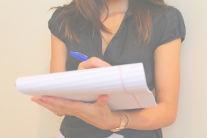 Une enseignante qui prend des notes