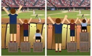 Deux images différentes représentant trois enfants qui regardent un match de baseball