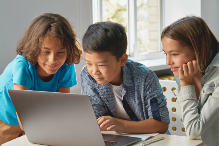 Transformer les salles de classe : la CUA et les technologies d’aide pour les élèves ayant des TA et un TDAH
