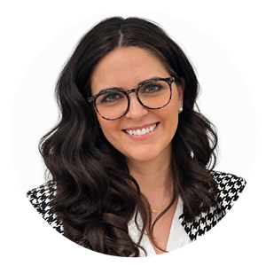 Portrait circulaire d’Alex-Andrée Madore souriant à la caméra, portant des lunettes et un veston noir et blanc.